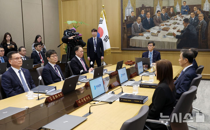 [서울=뉴시스] 박주성 기자 = 이창용 한국은행 총재가 15일 오전 서울 중구 한국은행 본관에서 열린 금융통화위원회 본회의를 주재하고 있다. (공동취재). 2026.01.15. photo@newsis.com