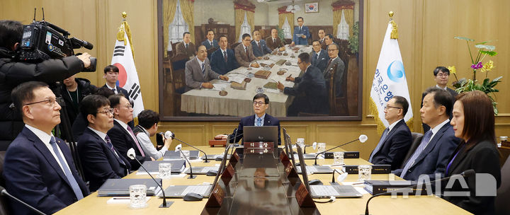 [서울=뉴시스] 박주성 기자 = 이창용 한국은행 총재가 15일 오전 서울 중구 한국은행 본관에서 열린 금융통화위원회 본회의를 주재하고 있다. (공동취재). 2026.01.15. photo@newsis.com