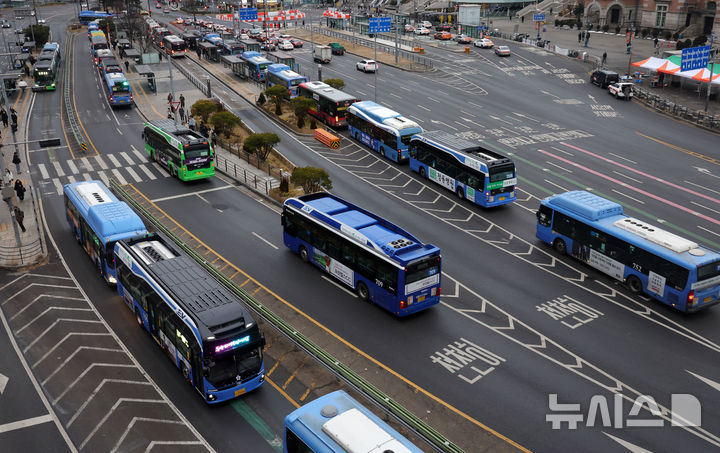 [서울=뉴시스] 홍효식 기자 = 서울 시내버스 노사 간 임금 협상이 타결됨에 따라 정상 운행을 시작한 15일 오전 서울 중구 서울역 버스환승센터에 버스들이 운행하고 있다. 2025.01.15. yesphoto@newsis.com