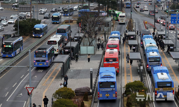 "서울 시내버스, 노사 합의대로 임금 올리려면 요금 최대 600원 올려야"