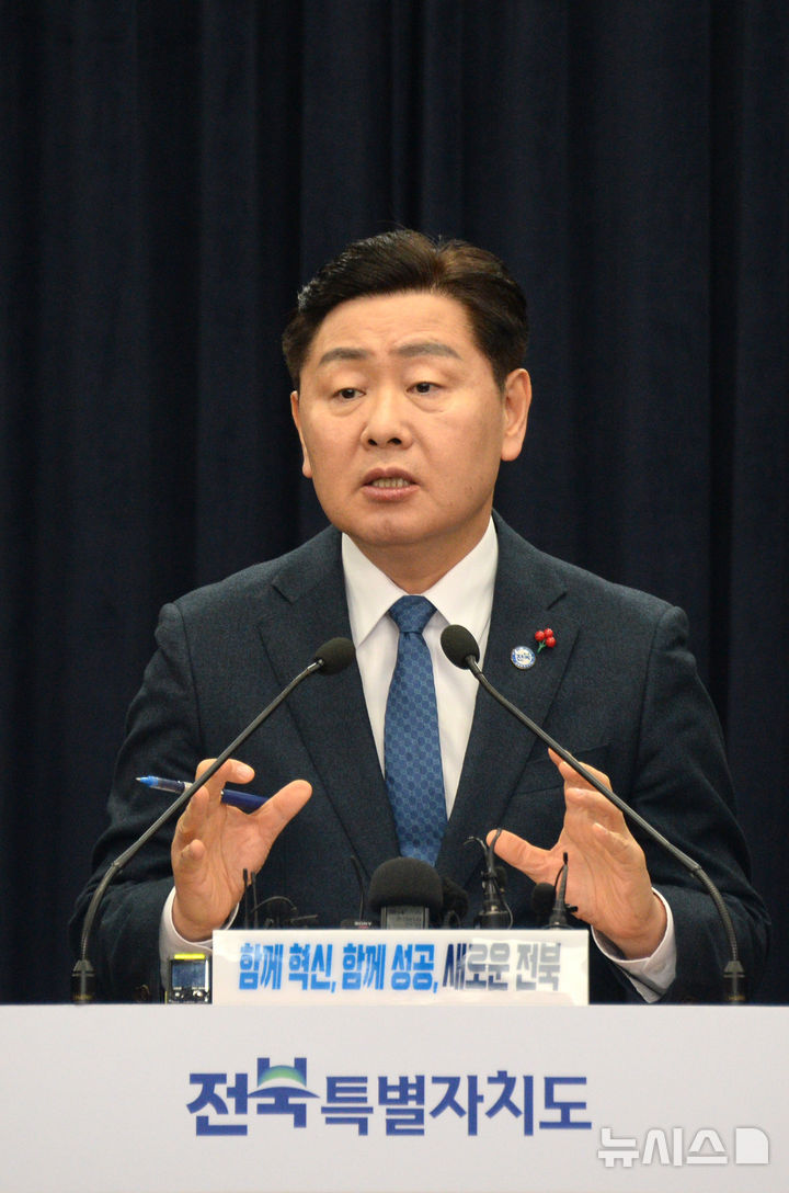 [전주=뉴시스] 김얼 기자 = 김관영 전북특별자치도지사가 15일 전북 전주시 전북특별자치도청 기자회견장에서 '완주-전주 통합과 관련한 도정 현안' 기자회견을 열고 질의에 답변하고 있다. 2026.01.15. pmkeul@newsis.com