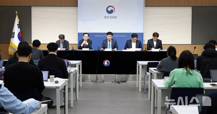 [세종=뉴시스] 강종민 기자 = 조만희 재정경제부 세제실장이 지난 15일 세종시 정부세종청사에서 '2025년 세법개정 후속 시행령' 주요내용을 발표하고 있다. 2026.01.16. ppkjm@newsis.com