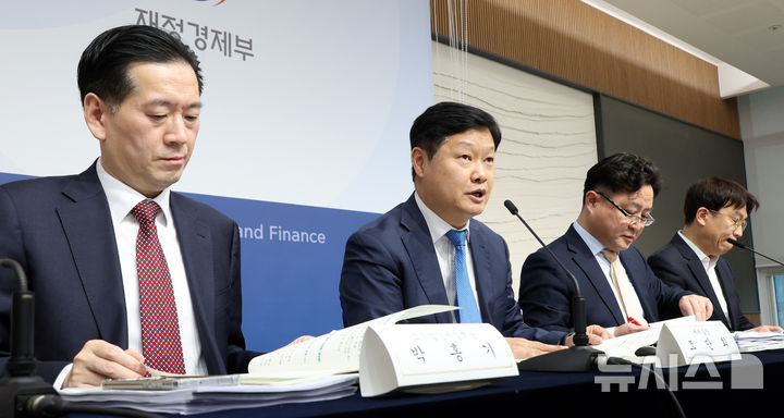 [세종=뉴시스] 강종민 기자 = 조만희 재정경제부 세제실장이 지난 15일 세종시 정부세종청사에서 '2025년 세법개정 후속 시행령' 주요내용을 발표하고 있다. 2026.01.16. ppkjm@newsis.com