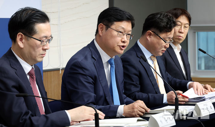 [세종=뉴시스] 강종민 기자 = 조만희 재정경제부 세제실장이 지난 15일 세종시 정부세종청사에서 '2025년 세법개정 후속 시행령' 주요내용을 발표하고 있다. 2026.01.16. ppkjm@newsis.com