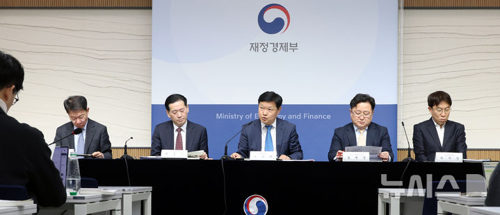 [세종=뉴시스] 강종민 기자 = 조만희 재정경제부 세제실장이 지난 15일 세종시 정부세종청사에서 '2025년 세법개정 후속 시행령' 주요내용을 발표하고 있다. 2026.01.16. ppkjm@newsis.com