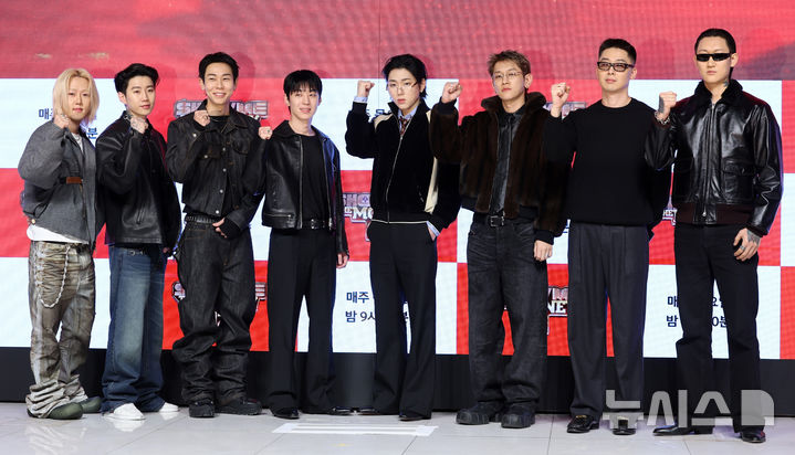 [서울=뉴시스] 조성우 기자 = 15일 오전 서울 강남구 엘리에나 호텔에서 열린 Mnet '쇼미더머니 12' 제작발표회에서 프로듀서로 참여하는 릴 모스핏(왼쪽부터) 박재범, 로꼬, 그레이, 지코, 크러시, 허키 시바세키, 제이통이 포즈를 취하고 있다. 2026.01.15. xconfind@newsis.com