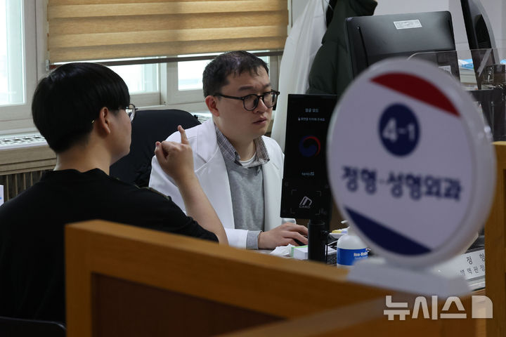 [서울=뉴시스] 권창회 기자 = 15일 오전 서울 영등포구 서울지방병무청 제1병역판정검사장에서 열린 2026년도 병역판정검사에서 대상자들이 신체검사를 받고 있다. 2025.01.15. kch0523@newsis.com