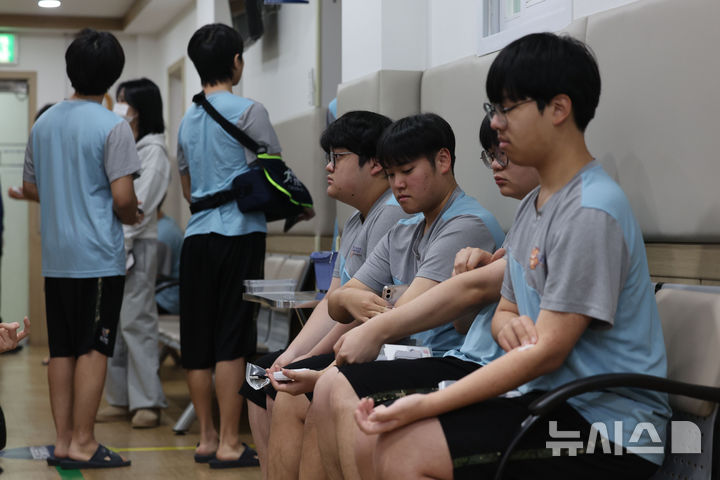 [서울=뉴시스] 권창회 기자 = 15일 오전 서울 영등포구 서울지방병무청 제1병역판정검사장에서 열린 2026년도 병역판정검사에서 대상자들이 혈액 검사를 받고 있다. 2025.01.15. kch0523@newsis.com