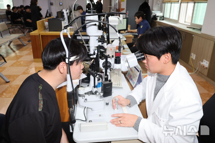 [서울=뉴시스] 권창회 기자 = 15일 오전 서울 영등포구 서울지방병무청 제1병역판정검사장에서 열린 2026년도 병역판정검사에서 대상자들이 신체검사를 받고 있다. 2025.01.15. kch0523@newsis.com