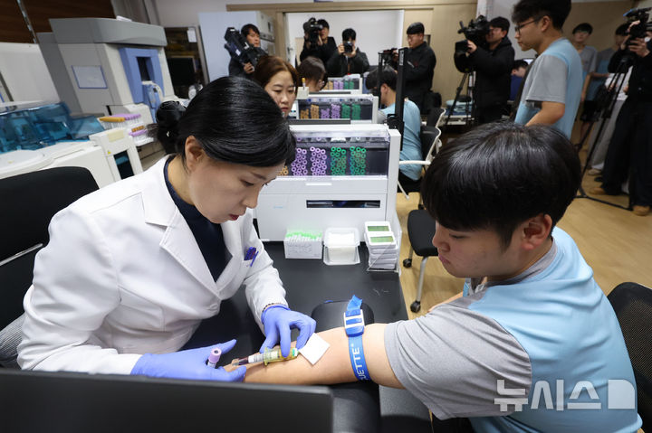 [서울=뉴시스] 권창회 기자 = 15일 오전 서울 영등포구 서울지방병무청 제1병역판정검사장에서 열린 2026년도 병역판정검사에서 대상자들이 혈액 검사를 받고 있다. 2025.01.15. kch0523@newsis.com