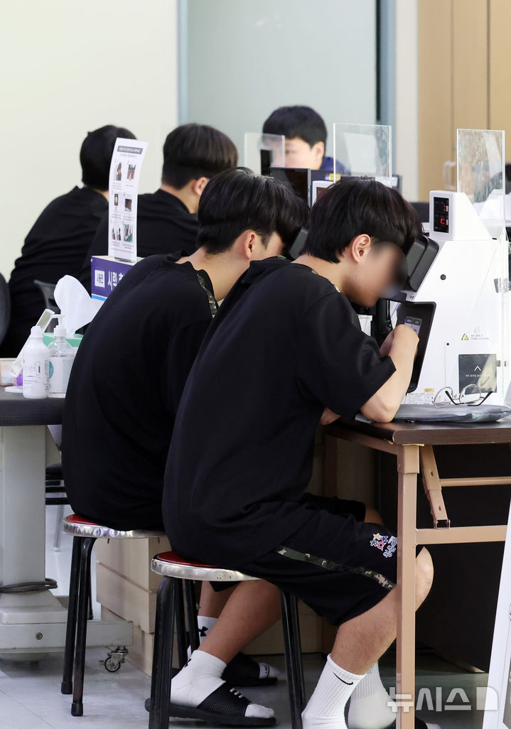  [부산=뉴시스] 하경민 기자 = 2026년도 첫 병역판정검사가 진행된 15일 부산 수영구 부산울산병무청에서 대상자들이 신체검사를 받고 있다.&nbsp; 올해 부산에서는 12월23일까지 1만4000여 명을 대상으로 병역판정검사를 진행한다. 2026.01.15. yulnetphoto@newsis.com