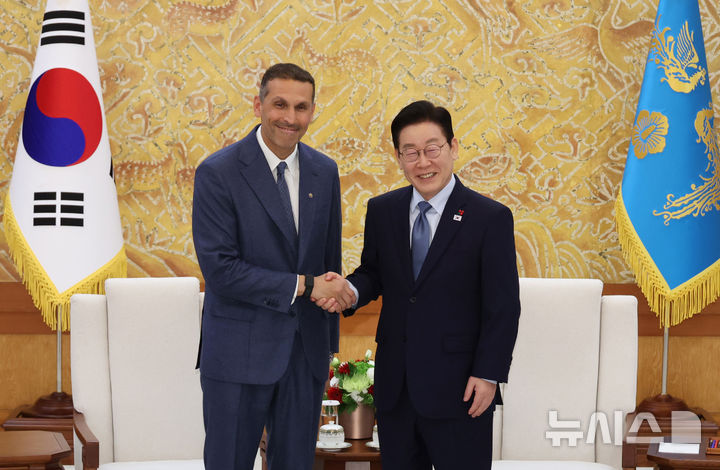 [서울=뉴시스] 고범준 기자 = 이재명 대통령이 15일 청와대 본관에서 아랍에미리트(UAE)의 칼둔 칼리파 알 무바라크 아부다비행정청장 접견에 앞서 기념촬영을 하고 있다. (청와대통신사진기자단) 2026.01.15. bjko@newsis.com