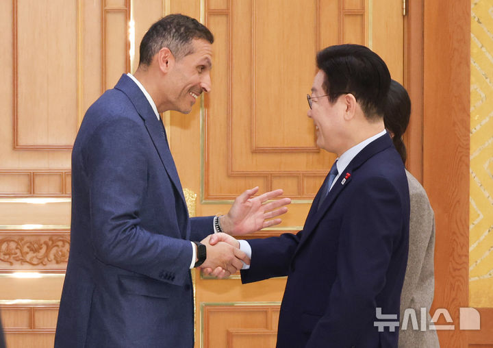 [서울=뉴시스] 고범준 기자 = 이재명 대통령이 15일 청와대 본관에서 아랍에미리트(UAE)의 칼둔 칼리파 알 무바라크 아부다비행정청장 접견에 앞서 악수하고 있다. (청와대통신사진기자단) 2026.01.15. bjko@newsis.com