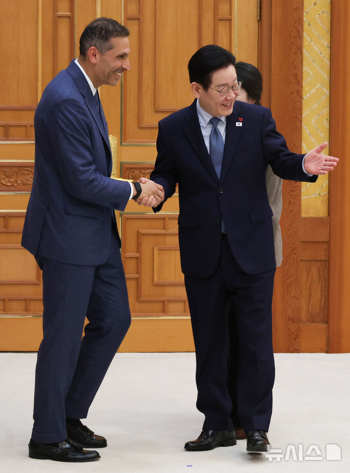 [서울=뉴시스] 고범준 기자 = 이재명 대통령이 15일 청와대 본관에서 아랍에미리트(UAE)의 칼둔 칼리파 알 무바라크 아부다비행정청장 접견에 앞서 악수하며 자리를 안내하고 있다. (청와대통신사진기자단) 2026.01.15. bjko@newsis.com