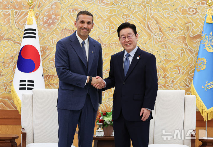 [서울=뉴시스] 고범준 기자 = 이재명 대통령이 15일 청와대 본관에서 아랍에미리트(UAE)의 칼둔 칼리파 알 무바라크 아부다비행정청장 접견에 앞서 기념촬영을 하고 있다. (청와대통신사진기자단) 2026.01.15. bjko@newsis.com