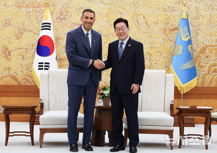 이재명 대통령, UAE 칼둔 칼리파 알 무바라크 아부다비행정청장 만나 방산협력 논의 [뉴시스Pic]