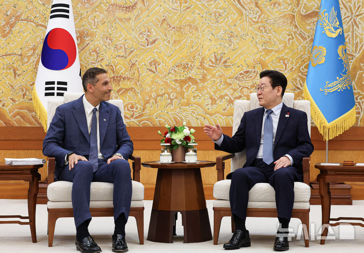 [서울=뉴시스] 고범준 기자 = 이재명 대통령이 15일 청와대 본관에서 아랍에미리트(UAE)의 칼둔 칼리파 알 무바라크 아부다비행정청장 접견을 하고 있다. (청와대통신사진기자단) 2026.01.15. bjko@newsis.com