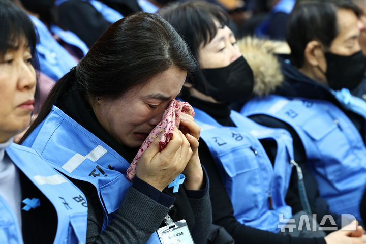 [서울=뉴시스] 김명년 기자 = 지난 15일 오전 서울 여의도 국회에서 열린 12.29 여객기 참사 진상규명을 위한 국정조사 특별위원회 전체회의에서 유가족이 눈물을 흘리고 있다. 2026.01.15. kmn@newsis.com