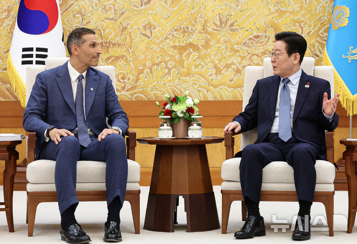 [서울=뉴시스] 고범준 기자 = 이재명 대통령이 15일 청와대 본관에서 아랍에미리트(UAE)의 칼둔 칼리파 알 무바라크 아부다비행정청장 접견에 앞서 기념촬영을 하고 있다. (청와대통신사진기자단) 2026.01.15. bjko@newsis.com