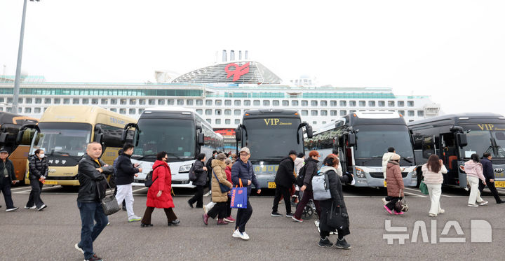 [인천=뉴시스] 전진환 기자 = 1월15일 오전 인천 연수구 인천항 크루즈터미널에 도착한 천진동방국제크루사의 드림호에서 하선한 중국인 단체 크루즈 관광객이 입국하고 있다.&nbsp; 2026.01.15. amin2@newsis.com