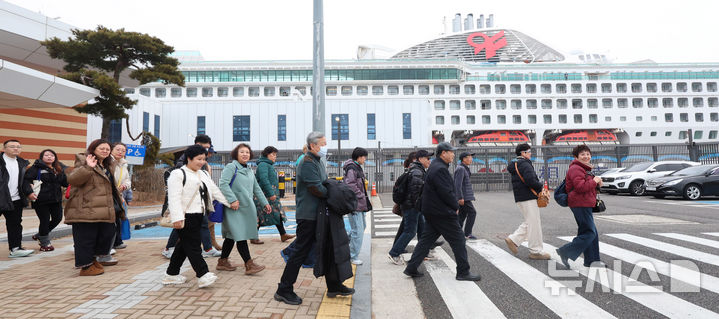 [인천=뉴시스] 전진환 기자 = 중국에서 일본 관광이나 문화콘텐츠를 제한하는 이른바 ‘한일령’ 지속되는 가운데 1월 15일 인천 연수구 인천항 크루즈터미널에 도착한 천진동방국제크루사의 드림호에서 하선한 중국인 단체 크루즈 관광객이 이동하고 있다. 2026.07.03. amin2@newsis.com