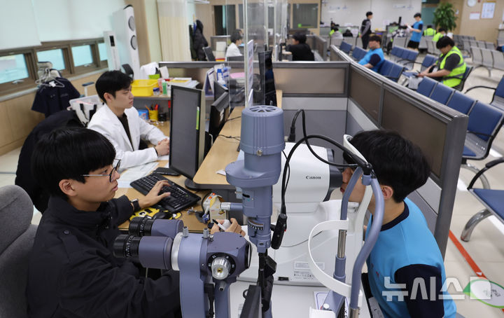 [인천=뉴시스] 전진환 기자 = 2026년도 첫 병역판정검사가 실시된 15일 오전 인천 미추홀구 인천병무지청에서 검사 대상자들이 신체검사를 받고 있다. 2026.01.15. amin2@newsis.com