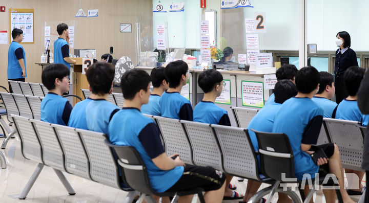 [인천=뉴시스] 전진환 기자 = 2026년도 첫 병역판정검사가 실시된 15일 오전 인천 미추홀구 인천병무지청에서 검사 대상자들이 신체검사를 받고 있다. 2026.01.15. amin2@newsis.com