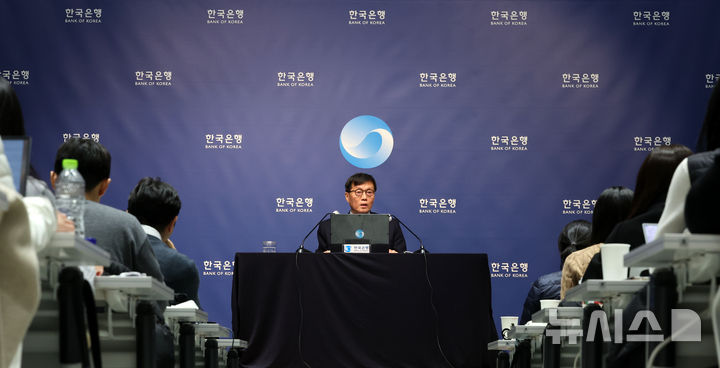 [서울=뉴시스] 박주성 기자 = 이창용 한국은행 총재가 15일 서울 중구 한국은행에서 열린 금융통화위원회 금리 결정에 대한 기자간담회에서 발언하고 있다. 한은 금융통화위원회는 이날 새해 첫 회의에서 기준금리를 연 2.50%로 5연속 동결했다. (공동취재). 2026.01.15. photo@newsis.com