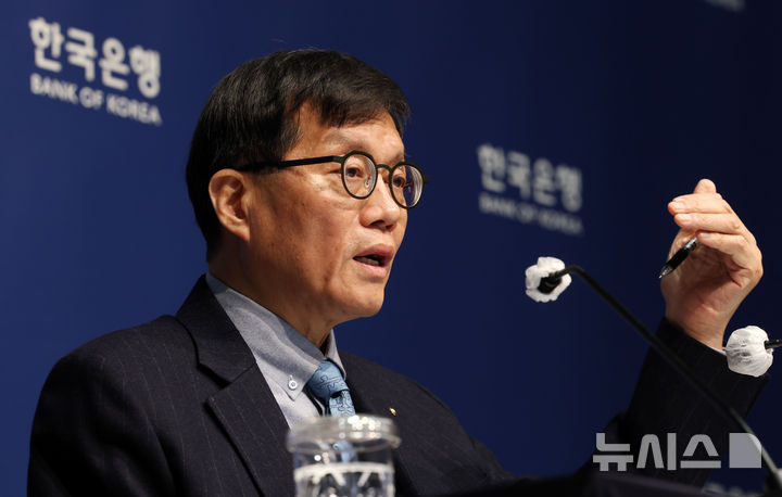 [서울=뉴시스] 박주성 기자 = 이창용 한국은행 총재가 지난달 15일 서울 중구 한국은행에서 열린 금융통화위원회 금리 결정에 대한 기자간담회에서 발언하고 있다. 한은 금융통화위원회는 이날 새해 첫 회의에서 기준금리를 연 2.50%로 5연속 동결했다. (공동취재). 2026.01.15. photo@newsis.com