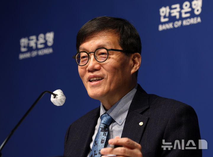 [서울=뉴시스] 박주성 기자 = 이창용 한국은행 총재가 15일 서울 중구 한국은행에서 열린 금융통화위원회 금리 결정에 대한 기자간담회에서 발언하고 있다. 한은 금융통화위원회는 이날 새해 첫 회의에서 기준금리를 연 2.50%로 5연속 동결했다. (공동취재). 2026.01.15. photo@newsis.com