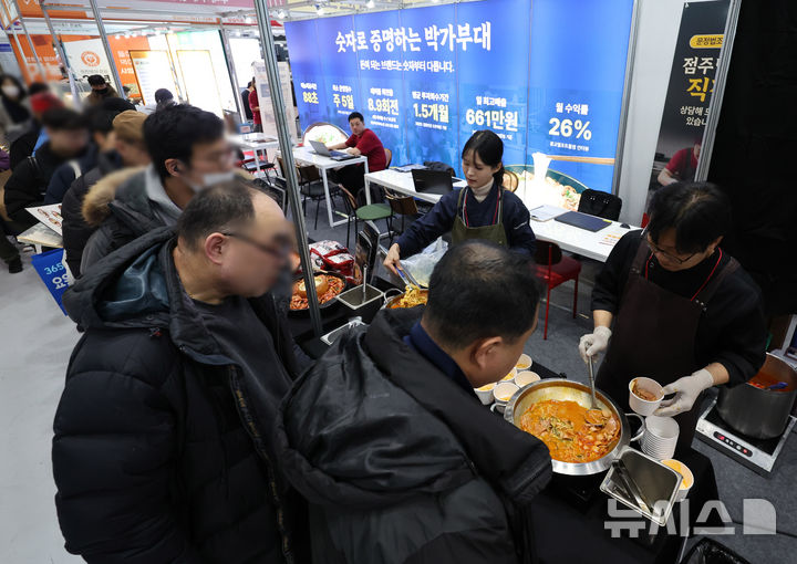 [서울=뉴시스] 배훈식 기자 = '제82회 프랜차이즈창업박람회 2026'이 개막한 지난 1월 15일 오후 서울 강남구 코엑스 행사장을 찾은 예비 창업인들이 참여 업체 부스를 둘러보고 있다. 2026.01.15. dahora83@newsis.com