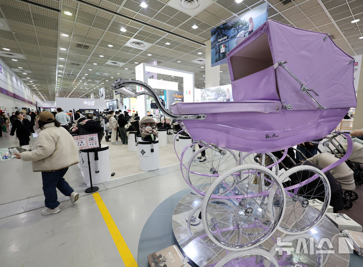 [서울=뉴시스] 배훈식 기자 = 2026 맘스홀릭 베이비페어가 개막한 15일 오후 서울 강남구 코엑스 행사장을 찾은 시민들이 참여 업체 부스를 둘러보고 있다. 2026.01.15. dahora83@newsis.com