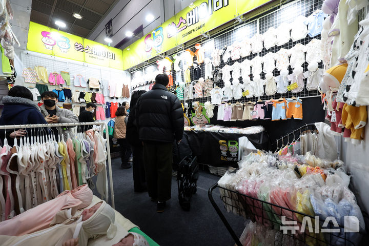 [서울=뉴시스] 배훈식 기자 = 2026 맘스홀릭 베이비페어가 개막한 15일 오후 서울 강남구 코엑스 행사장을 찾은 시민들이 참여 업체 부스를 둘러보고 있다. 2026.01.15. dahora83@newsis.com