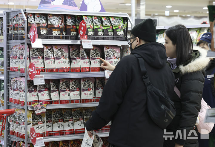 [서울=뉴시스] 김근수 기자 = 15일 서울 시내의 한 대형마트에서 외국인 관광객들이 김 제품을 구매하고 있다. 해양수산부가 작년 수산식품 수출액이 전년 대비 9.7% 증가한 33억3000만 달러(잠정치)로 역대 최대 실적을 달성했다고 밝혔다. 수출 1위 품목인 김은 11억3000만 달러를 기록해 전년 대비 13.7% 증가하며 역대 최고치를 경신했다. 2026.01.15. ks@newsis.com