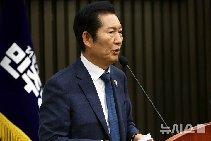 [서울=뉴시스] 조성봉 기자 = 정청래 더불어민주당 대표가 지난 15일 오전 서울 여의도 국회에서 열린 의원총회에서 발언을 하고 있다. 2026.01.15. suncho21@newsis.com