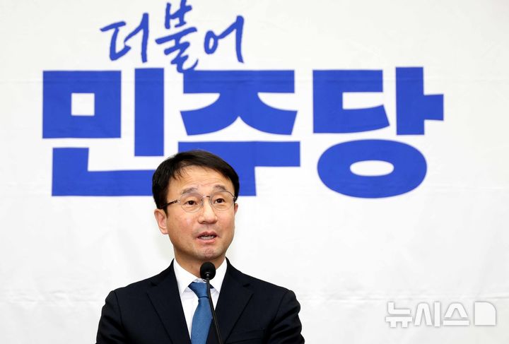 [서울=뉴시스] 조성봉 기자 = 한병도 더불어민주당 원내대표가 15일 오후 서울 여의도 국회에서 열린 의원총회에서 발언을 하고 있다. 2026.01.15. suncho21@newsis.com