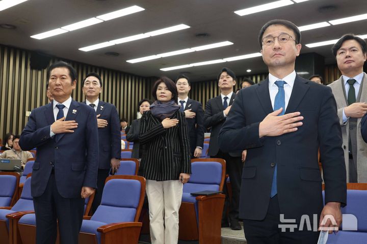 [서울=뉴시스] 조성봉 기자 = 정청래 더불어민주당 대표와 한병도 원내대표가 15일 오전 서울 여의도 국회에서 열린 의원총회에서 국민의례를 하고 있다. 2026.01.15. suncho21@newsis.com
