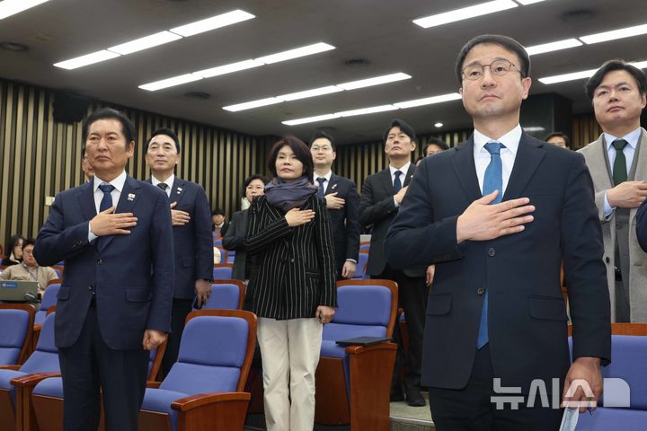 [서울=뉴시스] 조성봉 기자 = 정청래 더불어민주당 대표와 한병도 원내대표가 15일 오전 서울 여의도 국회에서 열린 의원총회에서 국민의례를 하고 있다. 2026.01.15. suncho21@newsis.com