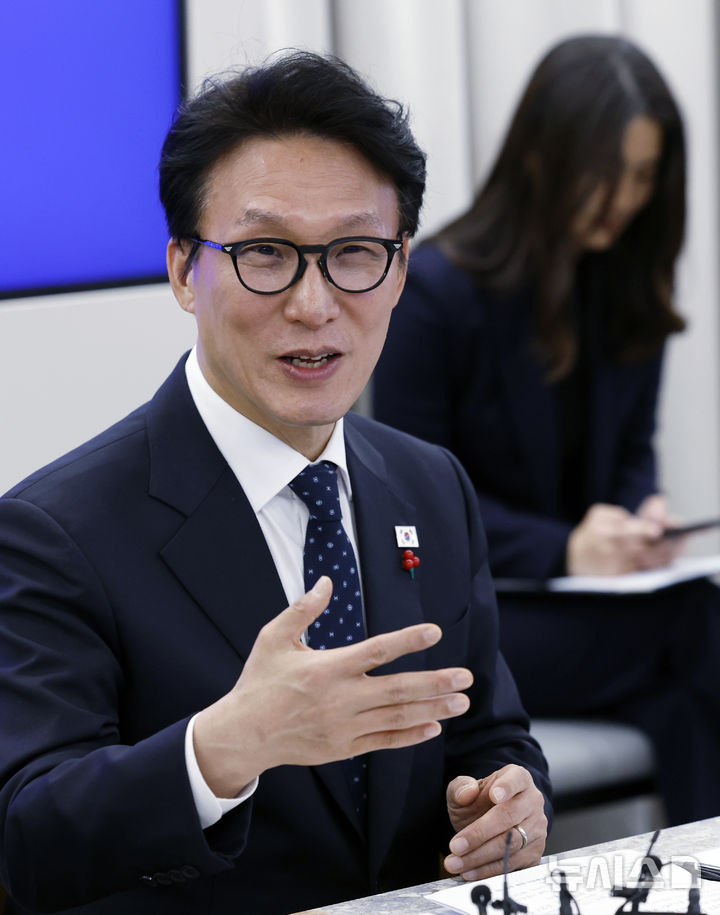 [성남=뉴시스] 청사사진기자단 = 김민석 국무총리가 15일 오전 경기도 성남시 판교 넥슨 사옥에서 열린 경영진 간담회에서 인사말을 하고 있다. 2026.01.15. photo@newsis.com