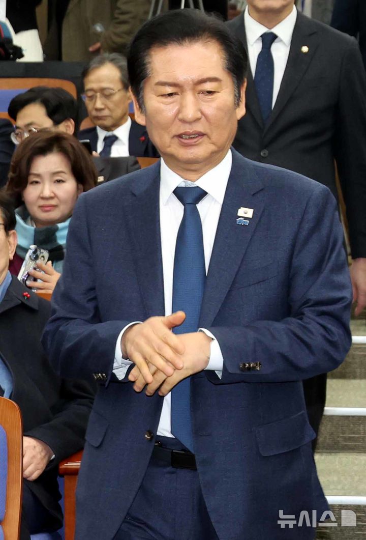 [서울=뉴시스] 조성봉 기자 = 정청래 더불어민주당 대표가 15일 오후 서울 여의도 국회에서 열린 의원총회에 참석하고 있다. 2026.01.15. suncho21@newsis.com