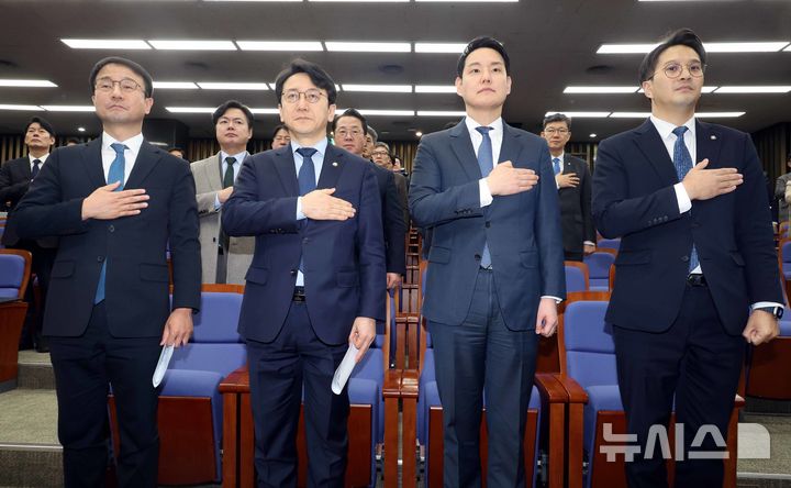 [서울=뉴시스] 조성봉 기자 = 한병도 더불어민주당 원내대표와 지도부가 15일 오후 서울 여의도 국회에서 열린 의원총회에서 국민의례를 하고 있다. 왼쪽부터 한 원내대표, 천준호 원내운영수석부대표, 김한규 정책수석부대표, 전용기 원내소통수석부대표. 2026.01.15. suncho21@newsis.com