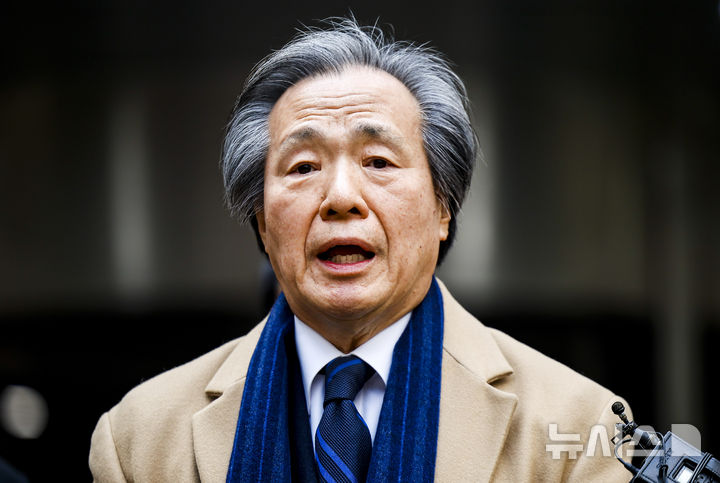 [서울=뉴시스] 정병혁 기자 = 정기석 국민건강보험공단 이사장이 15일 서울 서초구 서울고등법원에서 열린 국민건강보험공단의 KT&G, 한국필립모리스, BAT코리아를 상대로 낸 손해배상청구 소송 항소심 선고기일을 마친 뒤 나와 입장을 밝히고 있다. 2026.01.15. jhope@newsis.com