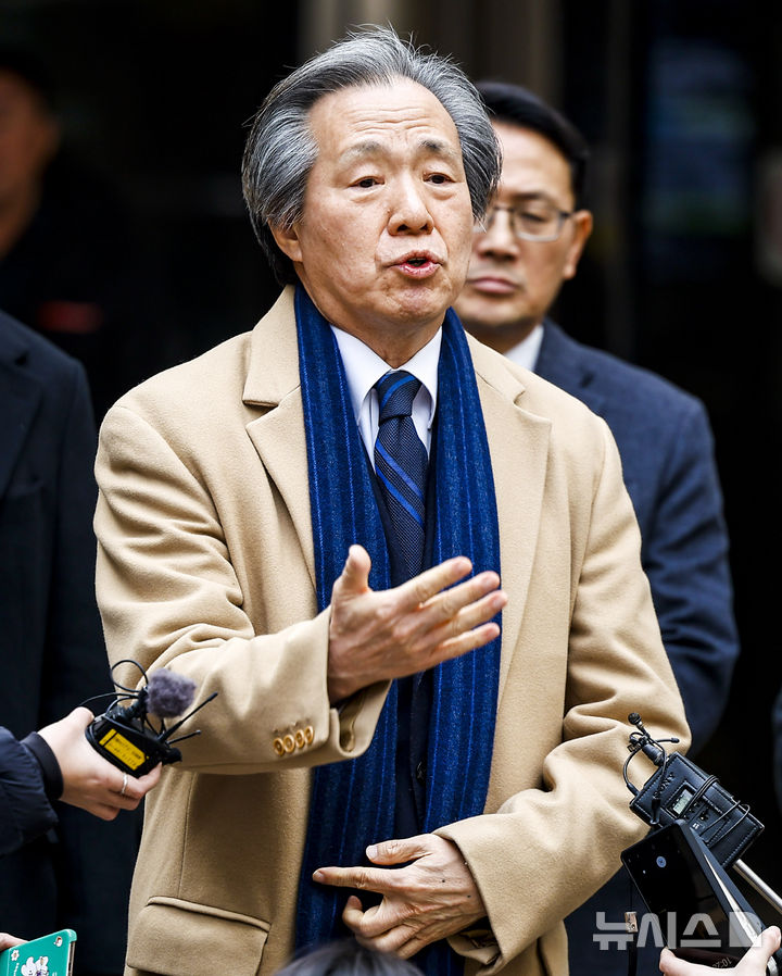 [서울=뉴시스] 정병혁 기자 = 정기석 국민건강보험공단 이사장이 15일 서울 서초구 서울고등법원에서 열린 국민건강보험공단의 KT&G, 한국필립모리스, BAT코리아를 상대로 낸 손해배상청구 소송 항소심 선고기일을 마친 뒤 나와 입장을 밝히고 있다. 서울고법 민사6-1부(부장판사 박해빈·권순민·이경훈)는 15일 건보공단이 담배 제조사 KT&G와 한국필립모리스, 브리티시아메리칸토바코(BAT)코리아를 상대로 제기한 손해배상 청구 소송 항소심에서 원고 패소로 판결했다.2026.01.15. jhope@newsis.com