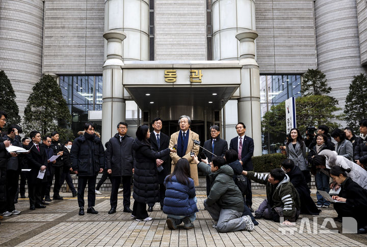 [서울=뉴시스] 정병혁 기자 = 정기석 국민건강보험공단 이사장이 15일 서울 서초구 서울고등법원에서 열린 국민건강보험공단의 KT&G, 한국필립모리스, BAT코리아를 상대로 낸 손해배상청구 소송 항소심 선고기일을 마친 뒤 나와 입장을 밝히고 있다. 2026.01.15. jhope@newsis.com