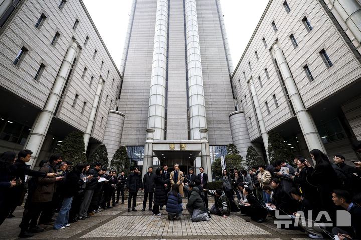 [서울=뉴시스] 정병혁 기자 = 정기석 국민건강보험공단 이사장이 15일 서울 서초구 서울고등법원에서 열린 국민건강보험공단의 KT&G, 한국필립모리스, BAT코리아를 상대로 낸 손해배상청구 소송 항소심 선고기일을 마친 뒤 나와 입장을 밝히고 있다. 서울고법 민사6-1부(부장판사 박해빈·권순민·이경훈)는 15일 건보공단이 담배 제조사 KT&G와 한국필립모리스, 브리티시아메리칸토바코(BAT)코리아를 상대로 제기한 손해배상 청구 소송 항소심에서 원고 패소로 판결했다.2026.01.15. jhope@newsis.com