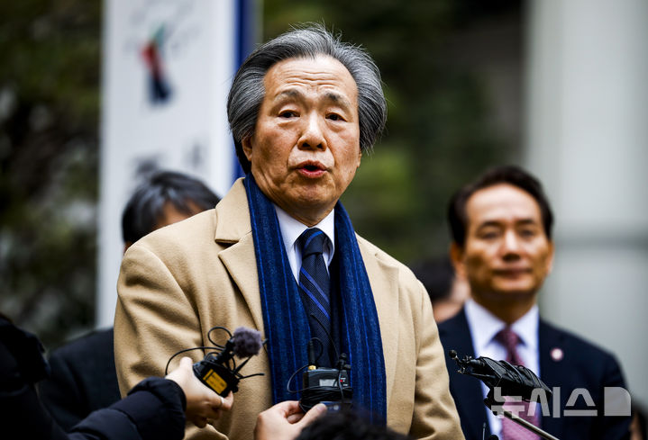 [서울=뉴시스] 정병혁 기자 = 정기석 국민건강보험공단 이사장이 15일 서울 서초구 서울고등법원에서 열린 국민건강보험공단의 KT&G, 한국필립모리스, BAT코리아를 상대로 낸 손해배상청구 소송 항소심 선고기일을 마친 뒤 나와 입장을 밝히고 있다. 서울고법 민사6-1부(부장판사 박해빈·권순민·이경훈)는 15일 건보공단이 담배 제조사 KT&G와 한국필립모리스, 브리티시아메리칸토바코(BAT)코리아를 상대로 제기한 손해배상 청구 소송 항소심에서 원고 패소로 판결했다.2026.01.15. jhope@newsis.com