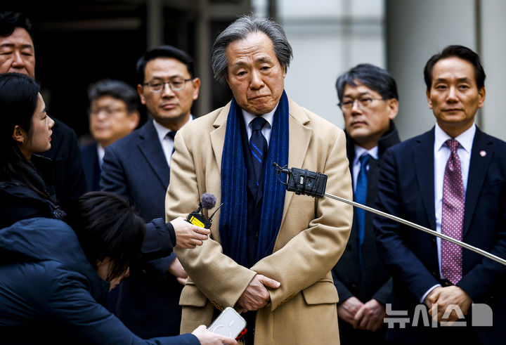 [서울=뉴시스] 정병혁 기자 = 정기석 국민건강보험공단 이사장이 15일 서울 서초구 서울고등법원에서 열린 국민건강보험공단의 KT&G, 한국필립모리스, BAT코리아를 상대로 낸 손해배상청구 소송 항소심 선고기일을 마친 뒤 법원을 나오고 있다.서울고법 민사6-1부(부장판사 박해빈·권순민·이경훈)는 15일 건보공단이 담배 제조사 KT&G와 한국필립모리스, 브리티시아메리칸토바코(BAT)코리아를 상대로 제기한 손해배상 청구 소송 항소심에서 원고 패소로 판결했다.2026.01.15. jhope@newsis.com