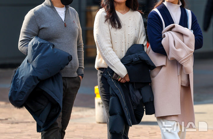 [대구=뉴시스] 이무열 기자 = 대구 낮 최고기온이 18도까지 오르며 포근한 날씨를 보인 15일 대구 중구 동성로에서 시민들이 한 손에 겨울 외투를 벗어 들고 이동하고 있다. 2026.01.15. lmy@newsis.com
