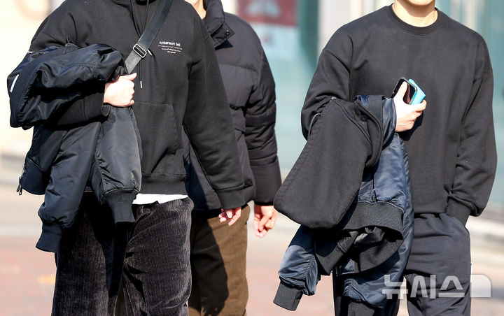 [대구=뉴시스] 이무열 기자 = 대구 낮 최고기온이 18도까지 오르며 포근한 날씨를 보인 15일 대구 중구 동성로에서 시민들이 한 손에 겨울 외투를 벗어 들고 이동하고 있다. 2026.01.15. lmy@newsis.com
