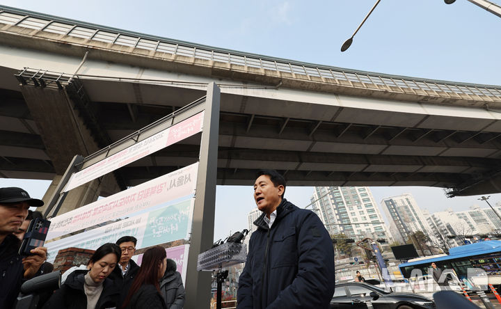 [서울=뉴시스] 박주성 기자 = 오세훈 서울시장이 15일 서울 서대문구 홍제천 일대 내부순환로 현장을 방문해 강북횡단 지하도시고속도로와 관련해 발언을 하고 있다. 2026.01.15. park7691@newsis.com